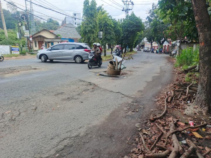 Bikin Celaka, Warga Tutup Jalan Berlubang Pake Tong Kosong di Ruas Jl. P. Emir M. Noer Bandar Lampung 